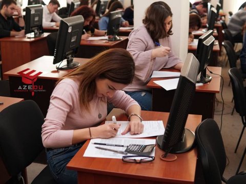 Jurnalistlər və ekspertlər UNEC-də imtahanları izlədi - FOTOLAR