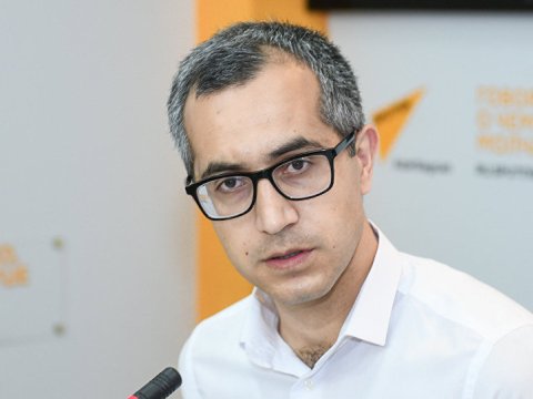 Təhsil eksperti ilə məktəb direktoru arasında QALMAQAL    