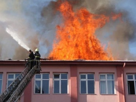 Daha bir məktəbdə yanğın - Şagirdlər təxliyə olundu