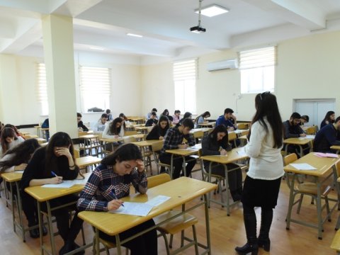 Valideynlər imtahanın gedişini izlədilər  
