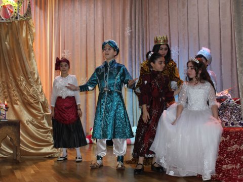 Məktəblilərin ifasında “Danışan kukla” tamaşası