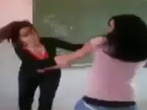 Şagirdlər müəlliməni döyüb xəstəxanalıq etdilər      