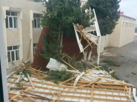 Külək məktəbin dam örtüyünü dağıtdı - FOTO