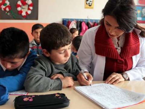 Müəllimə şagirdinin yoxsul ailəsi üçün ev tikdirdi –İbrətamiz- FOTO