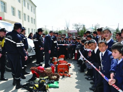 Şagirdlər fövqəladə hadisələr zamanı davranışla bağlı bilgiləndirildi