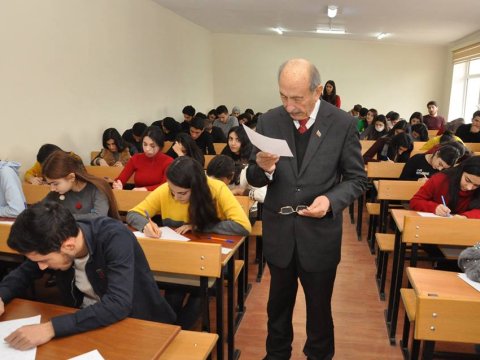 İctimai Şuranın üzvləri ali məktəbdə imtahanların gedişini izləyib - FOTO