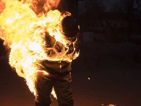 Həmyaşıdları tərəfindən yandırılan məktəbli öldü - Moskvada