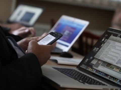 Tələbələrə telefon, internet və toy qadağan edildi
