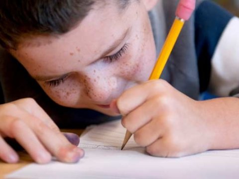 Valideynlərin nəzərinə: Solaxay uşaqlar dərs zamanı bu cür oturmalıdır