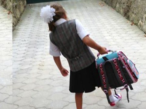 Normativdən artıq yük daşıyan şagirdlər – Pozulan tələblər, “qarışqalaşan” məktəbli  