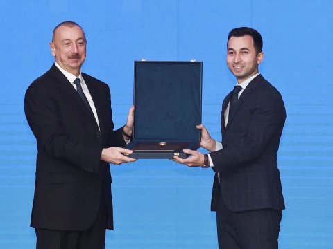 Gənclər üçün Prezident mükafatçısı Hökumətlərarası Təqaüd Proqramının məzunudur  
