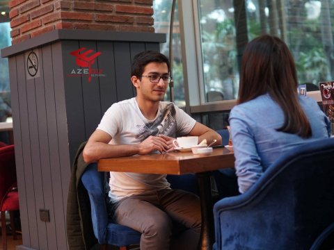 Müəlliminə 1 dəqiqəyə mat olan 700-lük tələbə: “Sevdiyim qız olsaydı, fikrim bəlkə yayınardı”-MÜSAHİBƏ