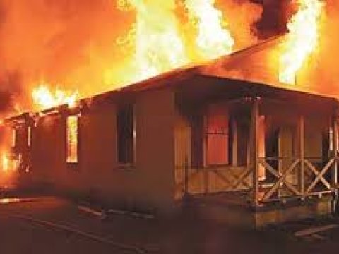 Orta məktəb kitabxanası yandı