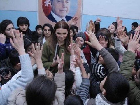 Deputat şagirdlərə hədiyyələr verdi