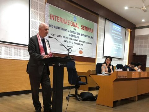Universitet professoru beynəlxalq seminarda