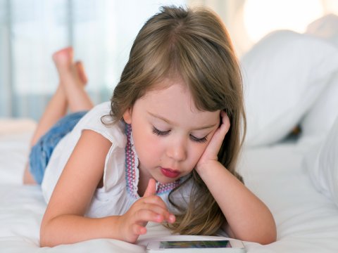 12 yaşa qədər uşağa telefon vermək olmaz – 5 səbəb