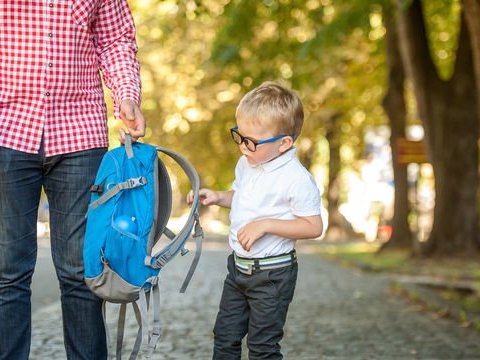 Məktəbə könülsüz gedən uşaqla necə davranmaq lazımdır?