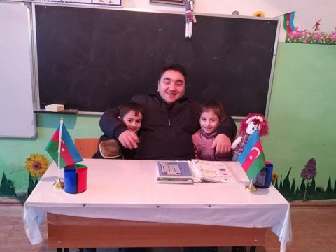 Ucqar kənd müəllimi şagirdindən müsahibə aldı: “Direktor olsam, telefona qadağa qoyardım” –VİDEO