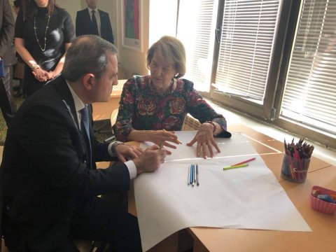 Ceyhun Bayramov məktəbdə rəsm çəkdi - FOTOLAR