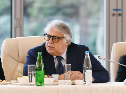 Rektor  Zeynəb Xanlarovaya etiraz etdi