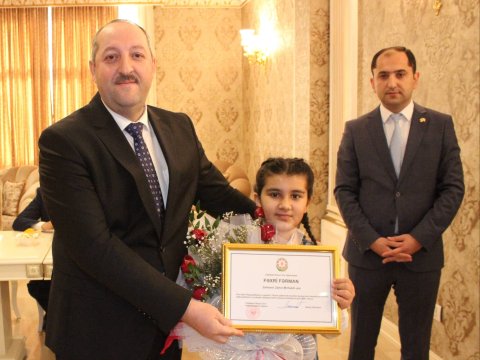 İcra başçısı nümunəvi məktəbli Zəhra Salmanlı ilə görüşdü