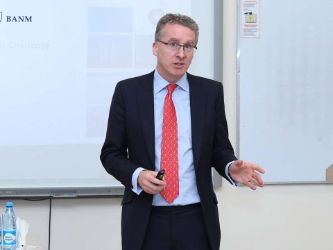 BP-nin vitse prezidenti Niall Henderson Bakı Ali Neft Məktəbində seminar keçdi