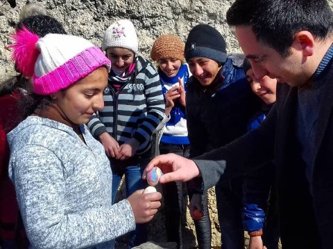 Ucqar kənd müəllimindən maraqlı çərşənbə jesti: “Dərsdə yumurta boyayıb, oyun oynadıq”
