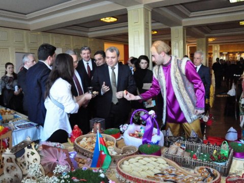 BDU-nun yeni rektoru yumurta döyüşdürdü- FOTO