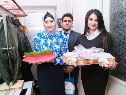 Universitetdən ibrətamiz addım - 83 yaşlı tənha qadına bayram sovqatı apardılar 