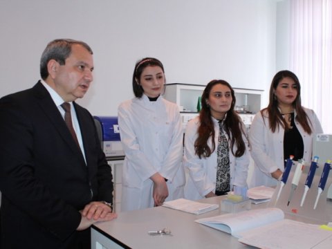 Yeni rektor tələbələrin istehsalat təcrübəsi ilə maraqlanıb