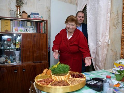 56 il müəllim işləyən 85 yaşlı xanıma Novruz sovqatı verildi