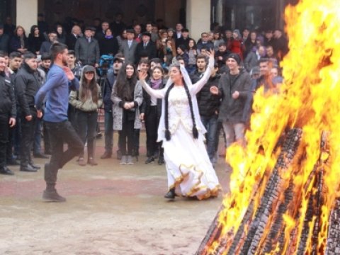 BDU tələbələri İlaxır çərşənbədə “Yallı” getdilər - FOTO