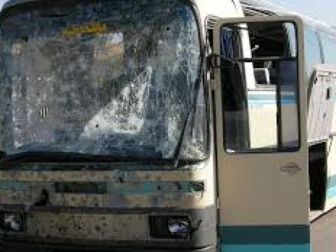 Məktəbli avtobusu atəşə tutuldu: 2 uşaq öldü