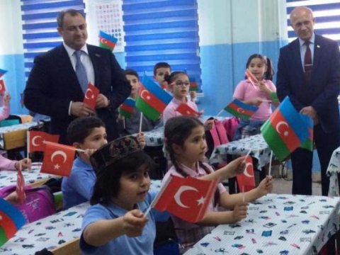 Adil Əliyev Bakı məktəbi ilə “qardaşlaşan” Ankara məktəbinə getdi