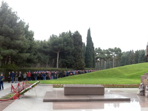 Məktəblilər Ulu Öndərin məzarını ziyarət ediblər - “Ölkəmizi tanıyaq”