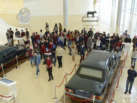 Naxçıvanlı məktəblilər Heydər Əliyev Mərkəzi ilə tanış olublar