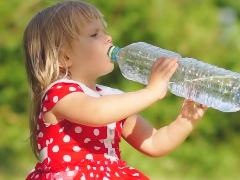 Uşaqlara qazlı su içirtməyin! 