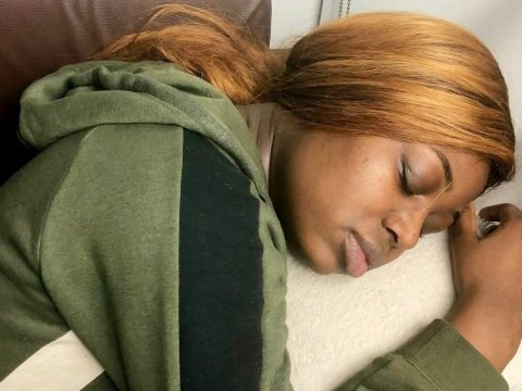    Universitetdən qovulan qızın nadir xəstəliyi - Sutkada 22 saat yatır     
