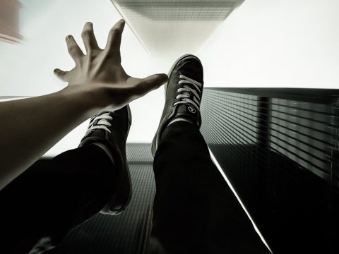 Azərbaycanda 9-cu sinif şagirdi yıxılaraq öldü