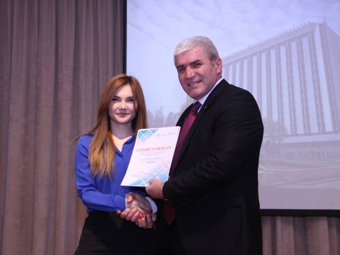 Rektor əlaçı və zərbəçi tələbələrə pul mükafatı verdi, ailələrinə isə təşəkkür məktubu göndərdi - FOTO