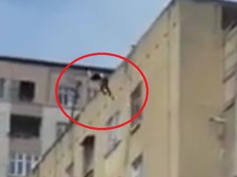 Şagird özünü məktəb binasından atdı - AYAĞI SINDI  