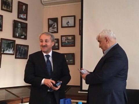 Mədət Quliyev rektoru təltif etdi