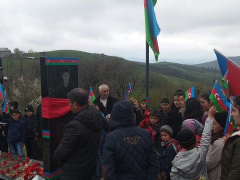 Məktəblilər Aprel şəhidi Nurəddin Mirzəyevin məzarını ziyarət etdilər