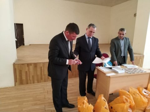 DİM-in nəşrləri ucqar kənd məktəblərinə hədiyyə edilib