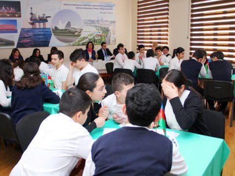 Paytaxt məktəblərində “Nəsimi ili” ilə əlaqədar yarış keçiriblər