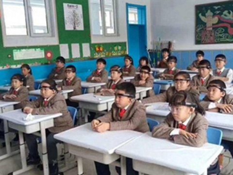 Çin məktəblərində şagirdlərin diqqətini yaxşılaşdırmaq üçün cihaz sınaqdan keçirilir