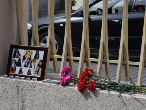 162 nömrəli məktəbin qarşısında Elina Hacıyevanın anım mərasimi keçirilir - FOTO  