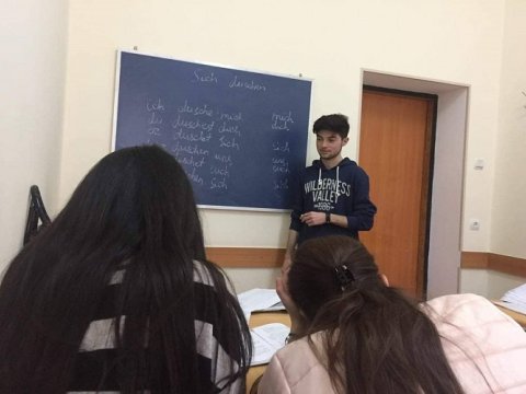 Hər iki valideynini xərçəngdən itirən tələbə evsiz qalıb: 