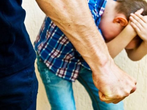 Bakıda uşağını döyən ata polisə aparıldı