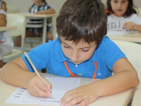 Valideynlər azyaşlı üçün ərazidən asılı olmayaraq, istədikləri yerdə məktəb seçə bilərlər? –Rəsmi cavab  